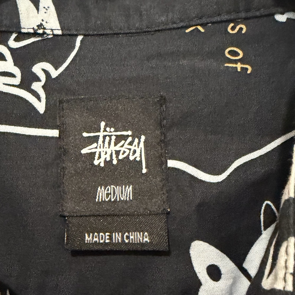 Stussy Map Print Short Sleeve Button Up Shirt Men’s Size M Black Multicolor - Picture 2 of 6